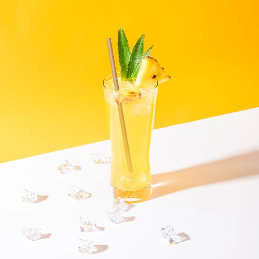 Drink med ananas og sugerør af sukkerrørsfibre