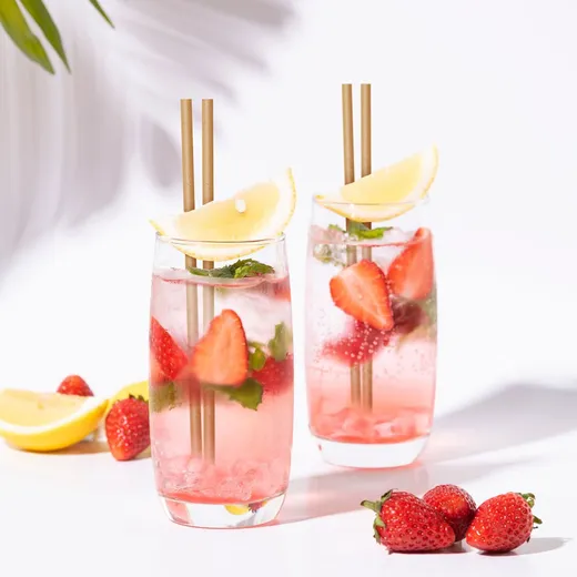 To drinks med jordbær, citron og sugerør af sukkerrørsfibre